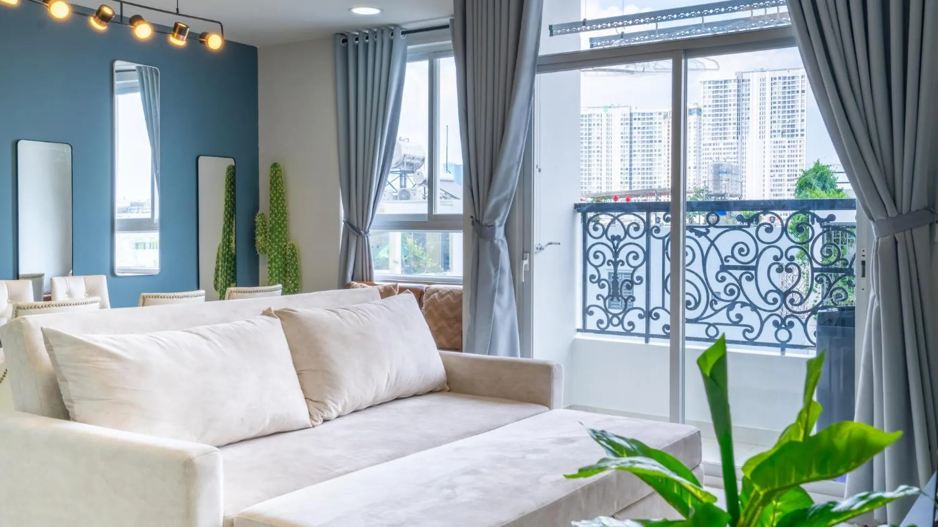 The Luxury Grand Riverside Apartment City Center Хошимин